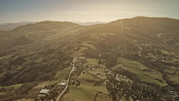 Fotografia aérea de belas paisagens montanhosas da região de Emilia-Romagna na Itália — Fotografia de Stock