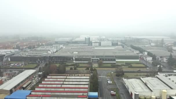 SANTAGATA BOLOGNESE, ITALIA - 24 DE DICIEMBRE DE 2018. Vista aérea de la fábrica de automóviles Lamborghini y la fachada del museo y el techo — Vídeo de stock