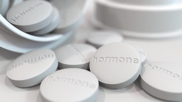 Primer plano de píldoras con texto HORMONE estampado en ellos. Animación 3D — Vídeo de stock