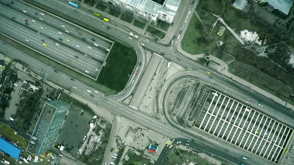Vista aérea de arriba hacia abajo del tráfico de la autopista de la ciudad ocupada — Foto de Stock