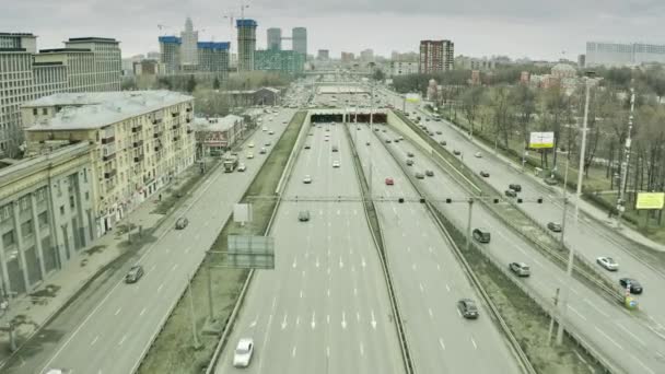 Widok z lotu ptaka z głównych alei w Moskwie, Leningradsky Prospekt — Wideo stockowe