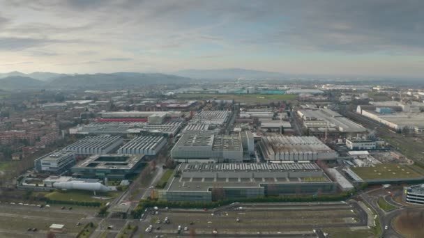 MARANELLO, ITALIA - 24 DE DICIEMBRE DE 2018. Fábrica de coches Ferrari, vista aérea — Vídeo de stock