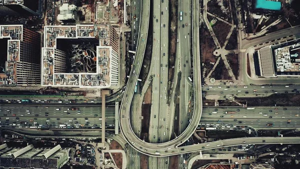 Vista aérea de cima para baixo de um grande intercâmbio rodoviário da cidade — Fotografia de Stock