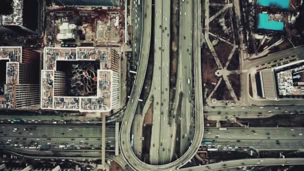 Luchtfoto top-down mening van een grote stad weg uitwisseling — Stockvideo