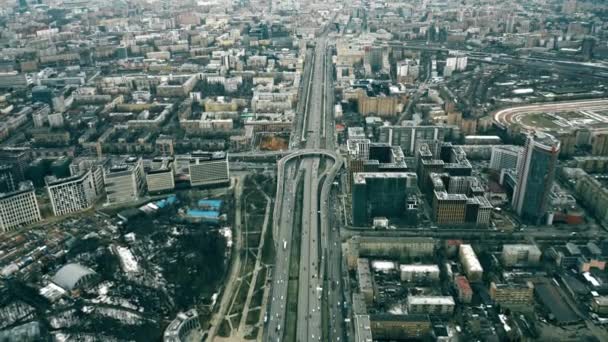 Plan aérien de haute altitude de Leningradsky Prospekt dans le paysage urbain de Moscou, Russie — Video