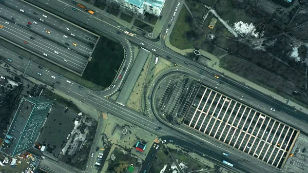 Vista aérea de arriba abajo de una concurrida ciudad de tráfico por carretera — Foto de Stock
