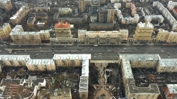 Luchtfoto van Kutuzovsky Prospekt, een belangrijke radiale laan in Moskou, Rusland — Stockvideo