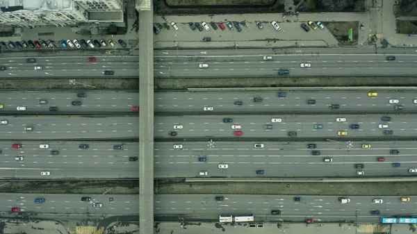 Luftaufnahme von oben nach unten von einer großen Stadt Straßenverkehr — Stockfoto