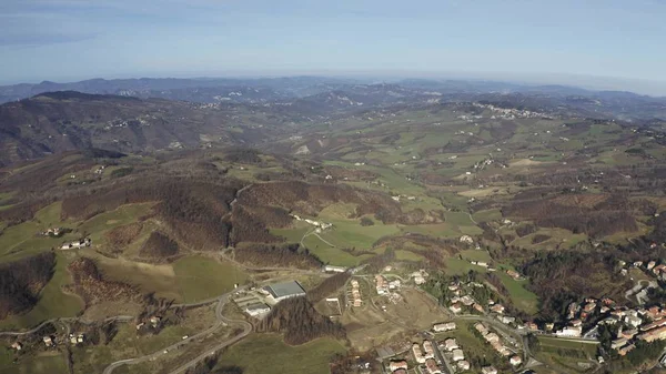 Letecký pohled na kopcovitý kraj regionu Emilia-Romagna za zimního slunného dne, Itálie — Stock fotografie