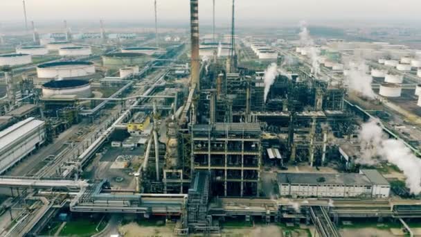 Luftaufnahme einer luftverschmutzenden chemischen Anlage — Stockvideo