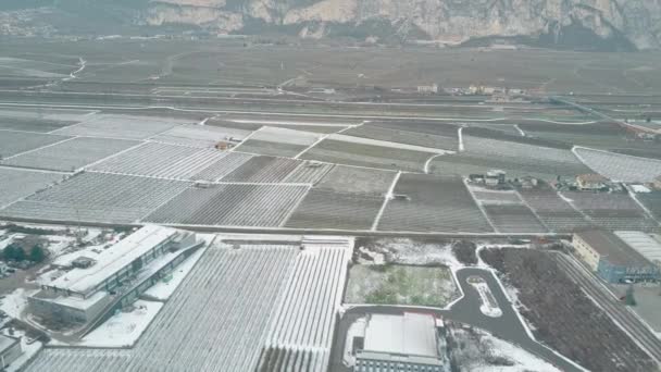 Вид с воздуха на заснеженные поля и фермы, северная Италия — стоковое видео