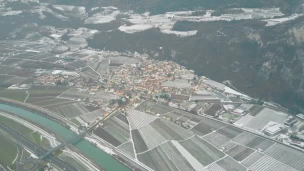 Εναέρια άποψη από την πόλη του Salorno, βόρεια Ιταλία — Αρχείο Βίντεο