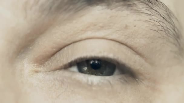 Man opent zijn ogen, extreme close-up — Stockvideo