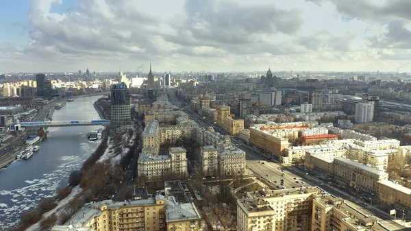 Luftaufnahme des Moskauer Flusses und des Kutuzovsky Prospekt, einer großen radialen Allee in Moskau. Russland — Stockfoto