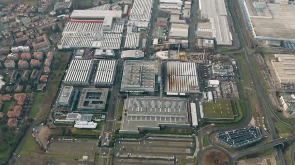 МАРАНЕЛЛО (ИТАЛИЯ) - 24 декабря 2018 года. Высотный вид с воздуха на завод по производству спортивных шрамов Ferrari — стоковое видео