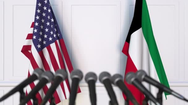 Banderas de los Estados Unidos y Kuwait en la reunión internacional o en la conferencia de prensa de negociaciones. Animación 3D — Vídeo de stock