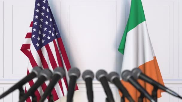 Banderas de los Estados Unidos e Irlanda en la reunión internacional o en la conferencia de prensa de negociaciones. Animación 3D — Vídeo de stock