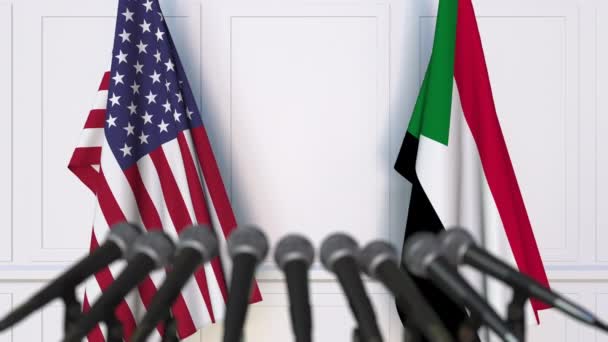Flagi Stanów Zjednoczonych i Sudan międzynarodowej konferencji prasowej spotkania lub negocjacji. animacja 3D — Wideo stockowe