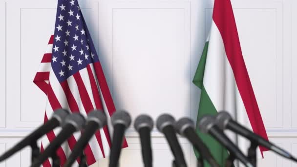 Banderas de los Estados Unidos y Hungría en la reunión internacional o en la conferencia de prensa de negociaciones. Animación 3D — Vídeos de Stock