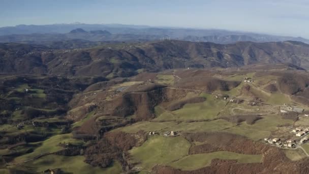 Antenn skott av kuperade landskapet i regionen Emilia-Romagna, Italien — Stockvideo