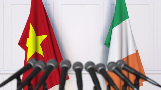 Flaggen Vietnams und Irlands bei internationalen Treffen oder Verhandlungen. 3D-Animation — Stockvideo