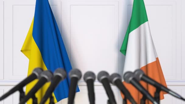 Flaggen der Ukraine und Irlands bei internationalen Treffen oder Verhandlungen Pressekonferenz. 3D-Animation — Stockvideo
