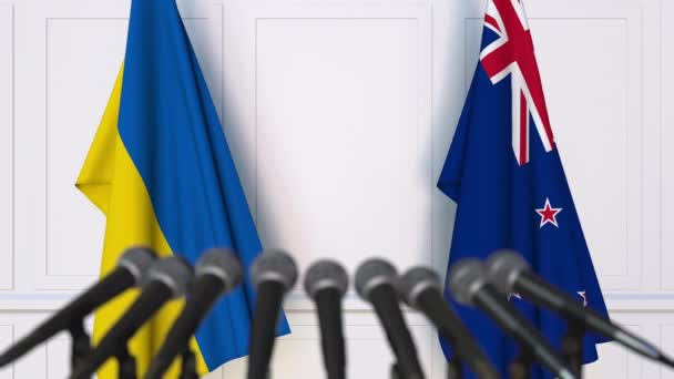 Flagi Ukrainy i Nowej Zelandii na międzynarodowej konferencji prasowej spotkania lub negocjacji. animacja 3D — Wideo stockowe