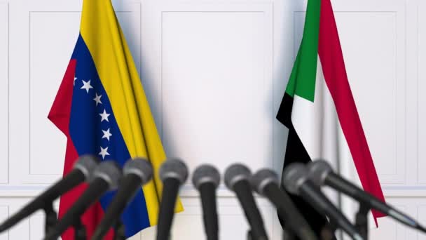 Bandiere del Venezuela e del Sudan alla riunione internazionale o alla conferenza stampa dei negoziati. Animazione 3D — Video Stock