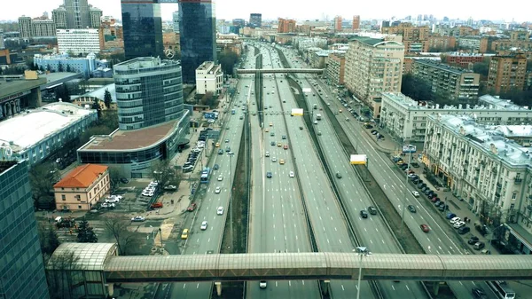 MOSCOW, RÚSSIA - 23 de março de 2019. Vista aérea da avenida Leningradsky Prospekt e da sede da Mercedes-Benz Rússia — Fotografia de Stock