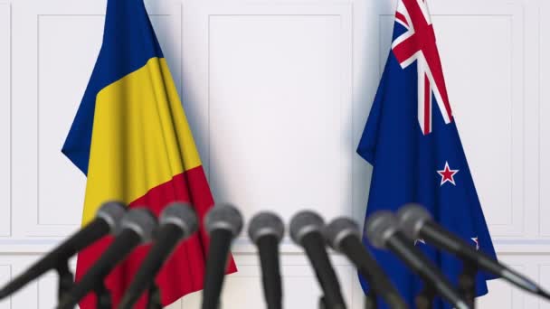Flaggen Rumäniens und Neuseelands bei internationalen Treffen oder Verhandlungen. 3D-Animation — Stockvideo