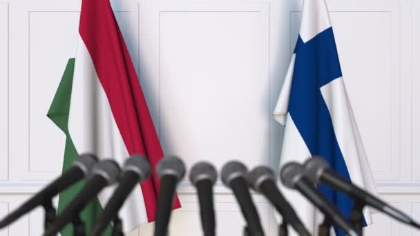 匈牙利和芬兰国旗在国际会议或谈判新闻发布会上。3d 动画 — 图库视频影像
