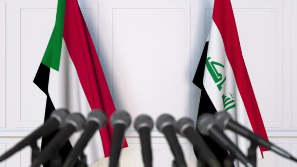 Bandeiras do Sudão e do Iraque em reunião internacional ou negociações conferência de imprensa. Animação 3D — Vídeo de Stock