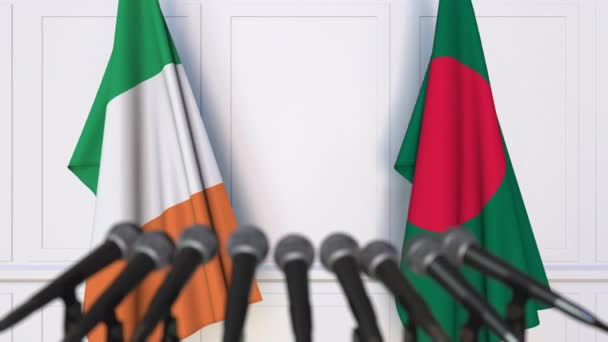 Flaggen Irlands und Bangladesh bei internationalen Treffen oder Verhandlungen Pressekonferenz. 3D-Animation — Stockvideo