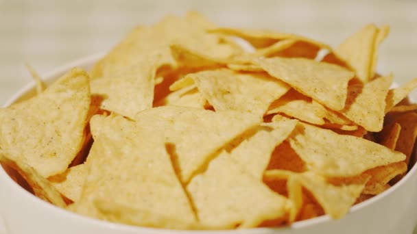 Ropogós tortilla chips, egy pohár, zár-megjelöl szemcsésedik — Stock videók