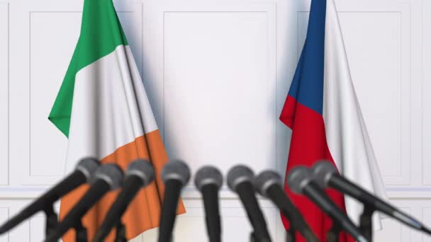 Bendera Irlandia dan Republik Ceko pada pertemuan internasional atau konferensi pers negosiasi. Animasi 3D — Stok Video