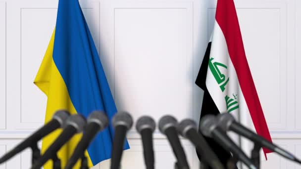 乌克兰和伊拉克的旗帜在国际会议或谈判新闻发布会上。3d 动画 — 图库视频影像