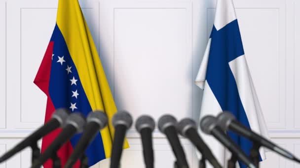 Bandeiras da Venezuela e Finlândia em reunião internacional ou negociações conferência de imprensa. Animação 3D — Vídeo de Stock