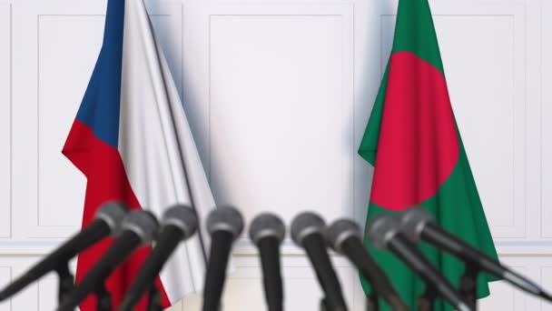 国際会議や交渉の記者会見でチェコ共和国、バングラデシュの国旗。3 d アニメーション — ストック動画