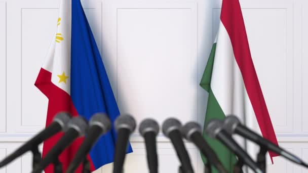 菲律宾和匈牙利的旗帜在国际会议或谈判新闻发布会上。3d 动画 — 图库视频影像