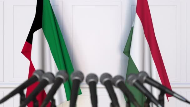 Vlajky z Kuvajtu a Maďarsko na mezinárodní tiskové konferenci zasedání nebo jednání. 3D animace — Stock video