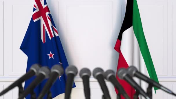 Bandiere della Nuova Zelanda e del Kuwait alla riunione internazionale o alla conferenza stampa dei negoziati. Animazione 3D — Video Stock