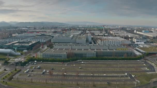 MARANELLO, ITALY - DECEMBER 24, 2018. Aerial shot of the Ferrari industrial complex — Stock Video