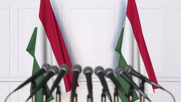 Официальная пресс-конференция Венгрии с флагами Венгрии. 3D рендеринг — стоковое фото