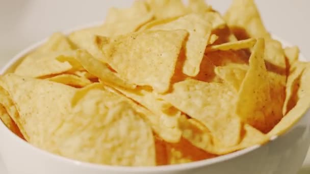 Primer plano de la placa con chips de tortilla — Vídeo de stock