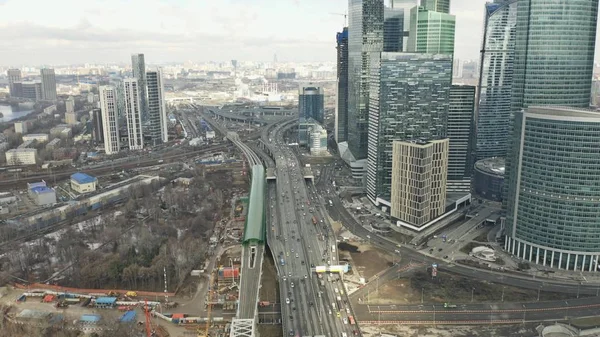 Moskau, Russland - 23. März 2019. Luftaufnahme der belebten Stadtautobahn und der Wolkenkratzer des Geschäftszentrums — Stockfoto