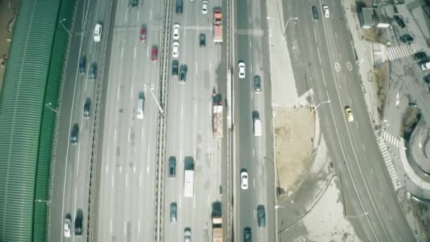 Flygfoto över början av en city road trafikstockning i ett affärsområde — Stockvideo