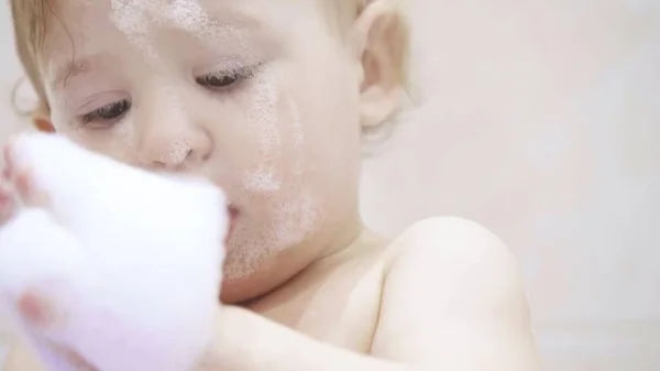 Το μωρό παίζει με αφρό στο μπάνιο — Φωτογραφία Αρχείου