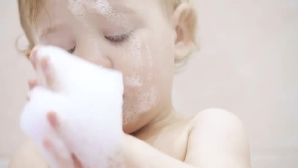 Baby plays with foam in the bathroom — Stock Video