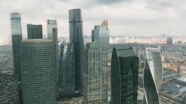 MOSCOU, RUSSIE - 23 MARS 2019. Vue aérienne en haute altitude des gratte-ciel du centre d'affaires — Video