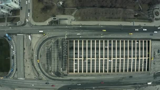 Повітря зверху вниз знімок великої міської дороги — стокове відео
